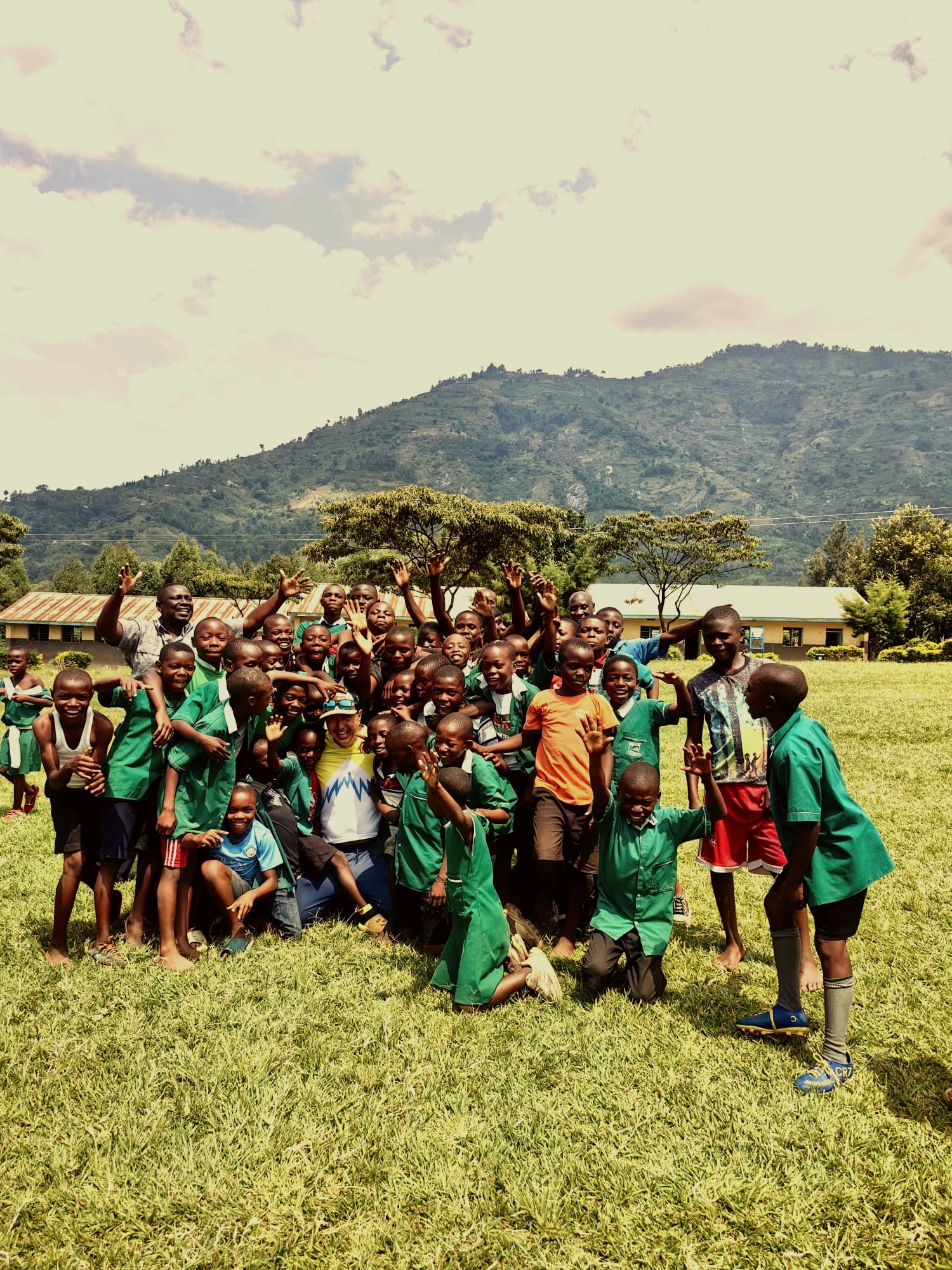 Copii din Kasese, cu muntele Rwenzori în fundal