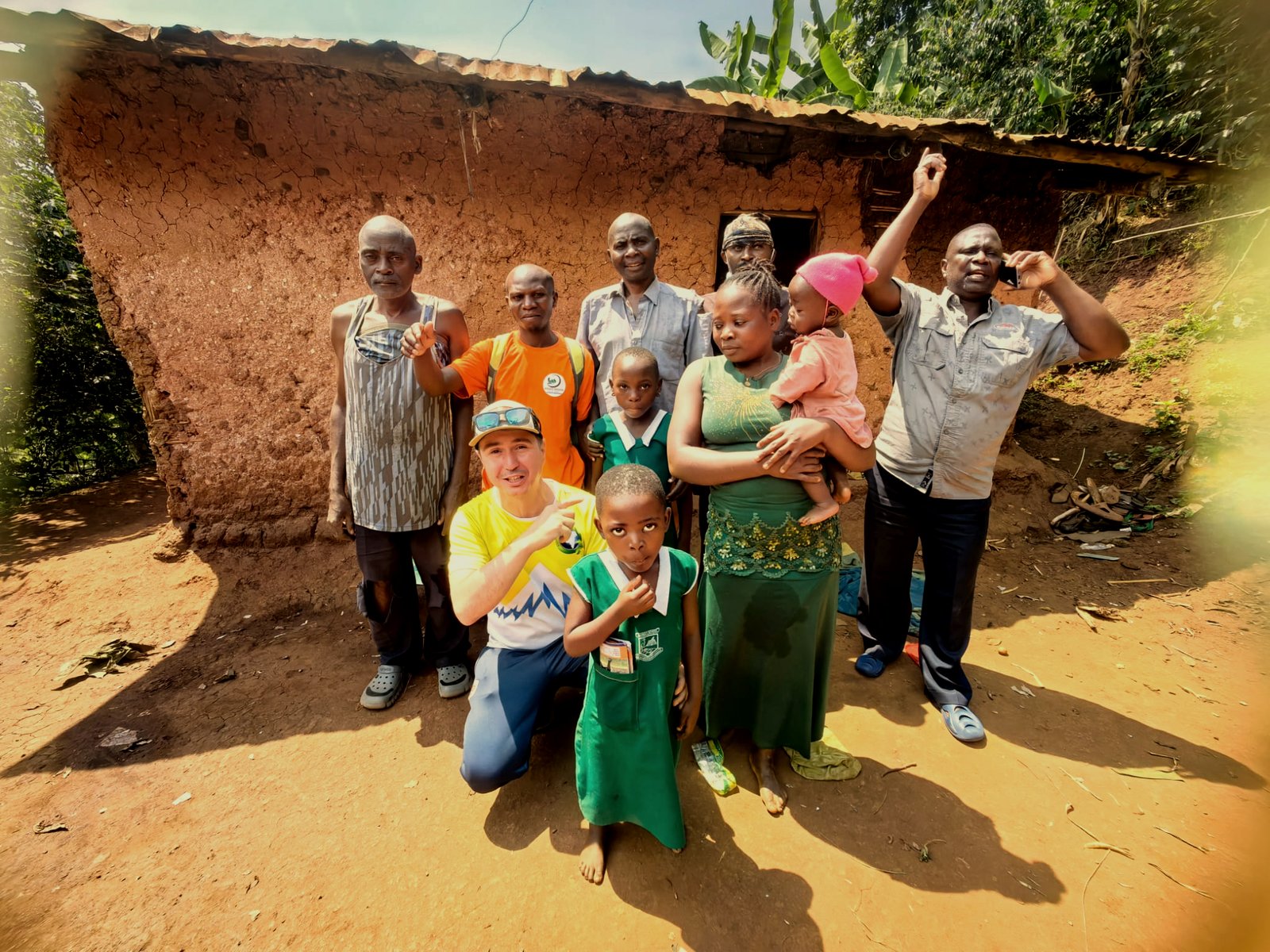 Echipa VanillaTop alături de o familie de fermieri din Kasese